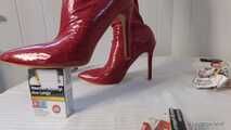 Crushing in rot Overknees auf Tisch