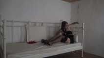 Ayu mit Seilen ans Bett gefesselt 2/2