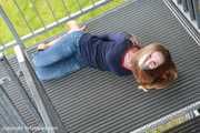 Stella im hogtie auf der Treppe BILDER