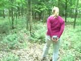 Mit Hand - und Fußschellen im Wald spazieren