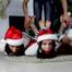 Lucky & Nelly & Xenia - Der Weihnachtsmann erscheint, um seinen Lieblingshelfer zu binden und ihre sexy nackten Füße zu kitzeln (video)