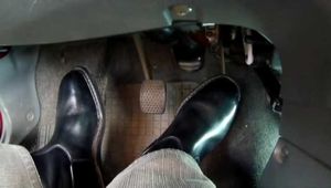 AUTOFAHREN IN REITERSTIEFEL