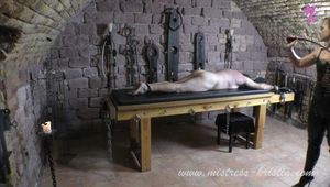 #Streckbank #Bullwhip und #Strom bis zum Orgasmus