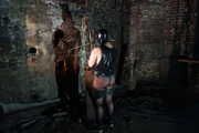 Sklavin in Latex und Ketten im Gruselturm