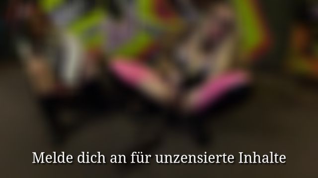 Zwei Herrinnen pissen dir dein Maul voll!