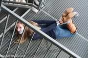 Stella im hogtie auf der Treppe BILDER