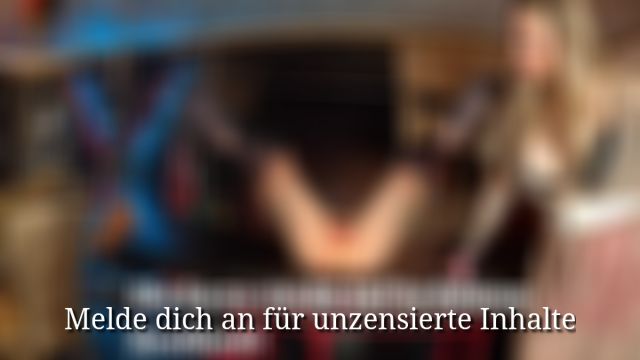 Deine Herrin lässt deine Arschfotze erleuchten!