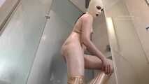 Asianrubberdoll macht sich nackig unter der Dusche