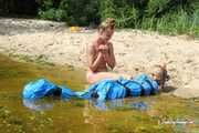 Dana und Asya - beide landen in Müllsäcken im Wasser (BTS)