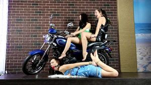 Lucky, Nelly, Xenia - Trio posieren auf dem Motorrad, ein Mädchen ist total fertig (video)
