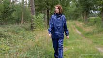 Miss Petra macht einen Spaziergang im Farmerrain Regenanzug und Gummistiefel