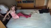 Stefanie - Kitzelversuch Teil 1 von 3