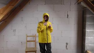 Miss J testet eine neue und eine alte AGU Regenjacke